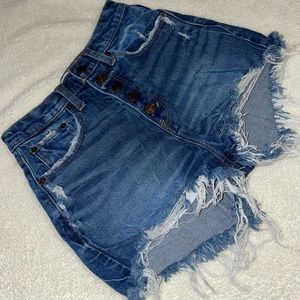 Abercrombie & Fitch curve love high-rise mom shorts in the size 24/00.